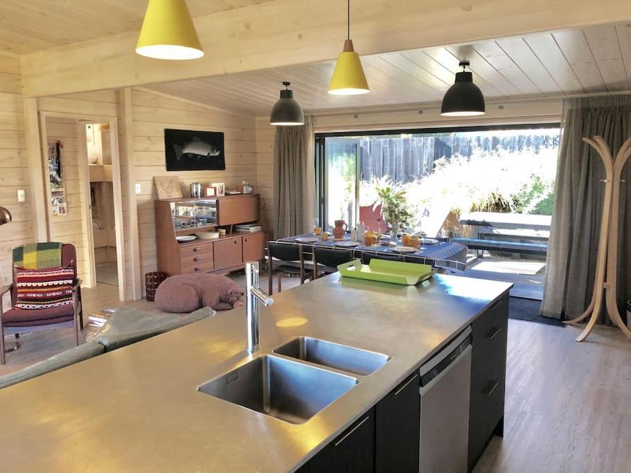 Modern Kowhai Cottage Wanaka Exterior foto